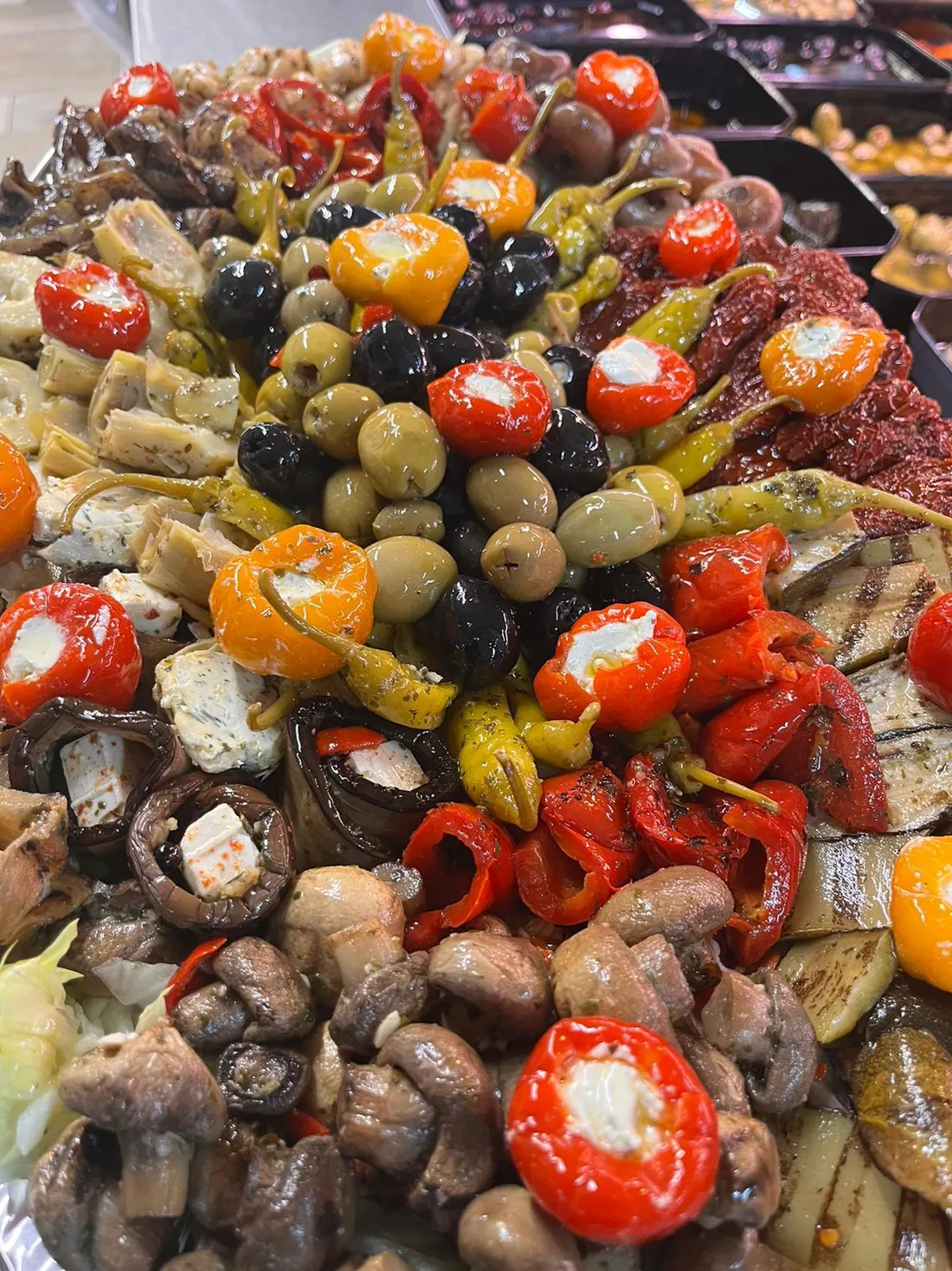 Bunte italienische Antipasti mit Oliven, Paprika und Artischocken