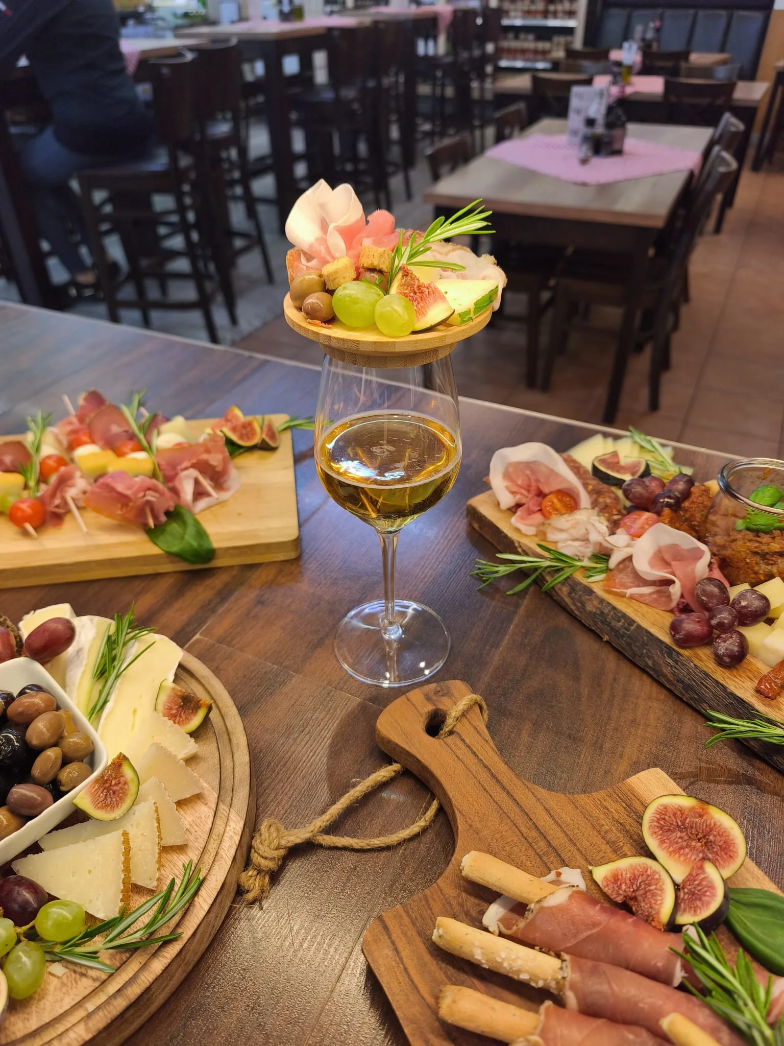 Aperitivo mit Wein, Käse, Salumi, Feigen und italienischen Häppchen