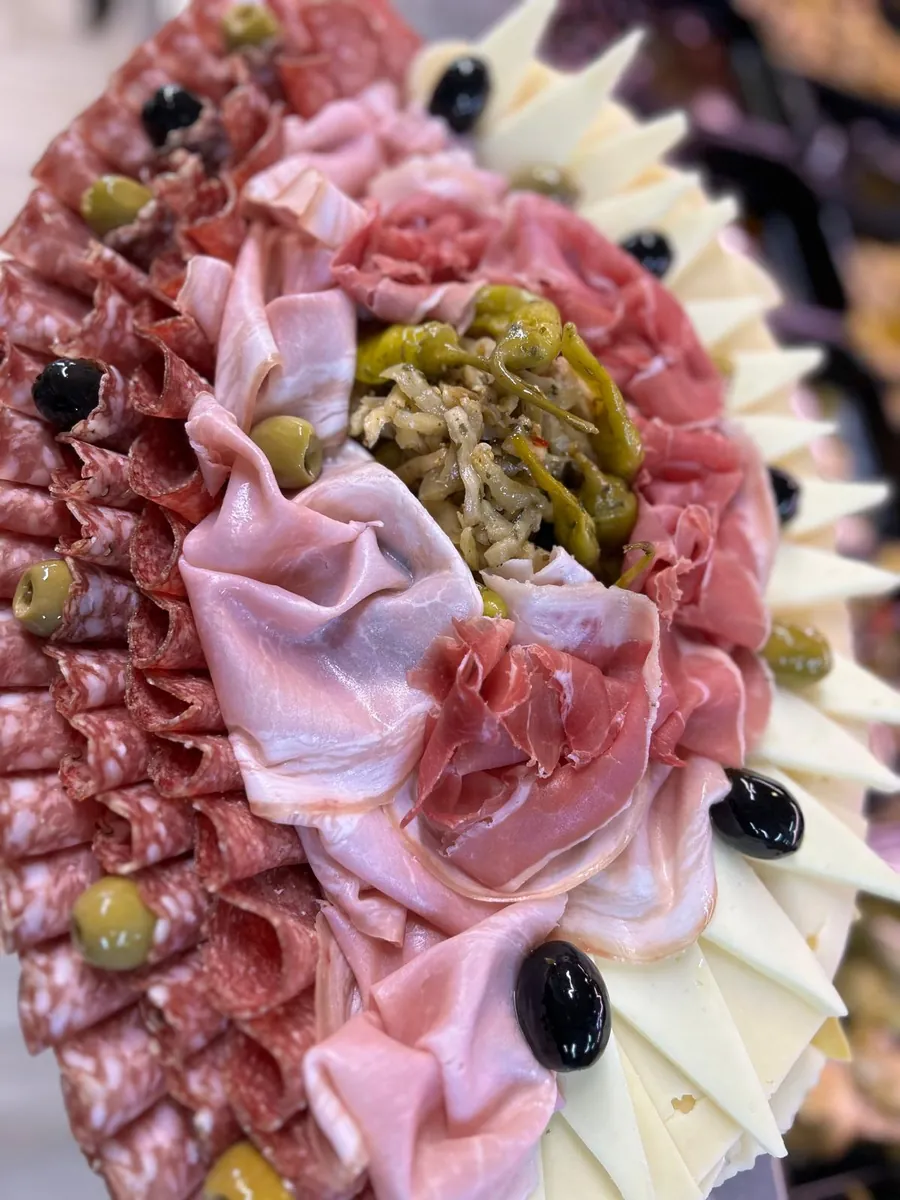 Kleine Aufschnittplatte mit italienischer Salumi, Schinken, Käse und Oliven