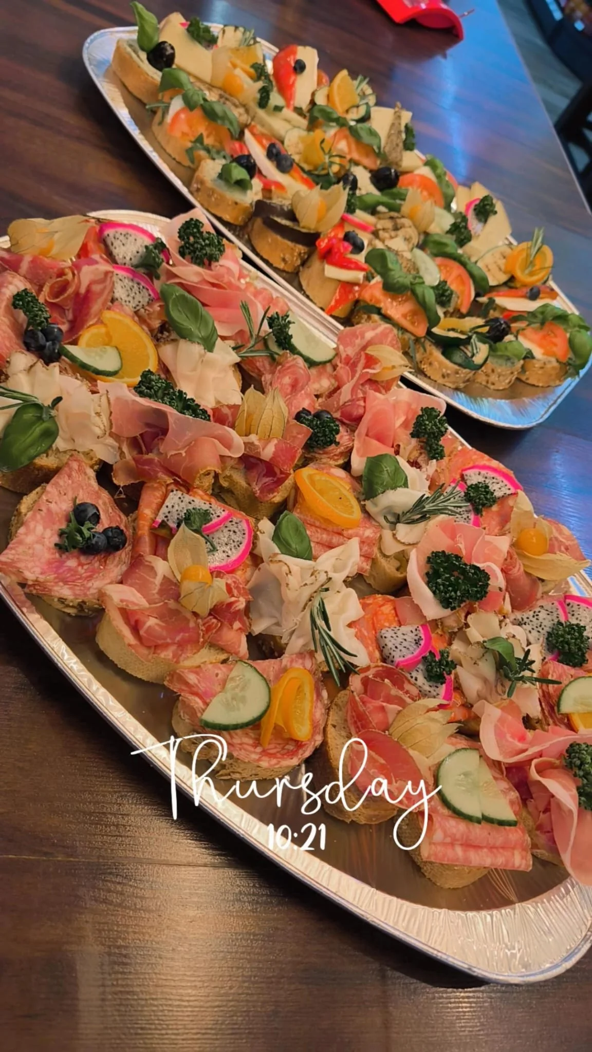 Große Platten mit italienischen Bruschetta und feinen Belägen