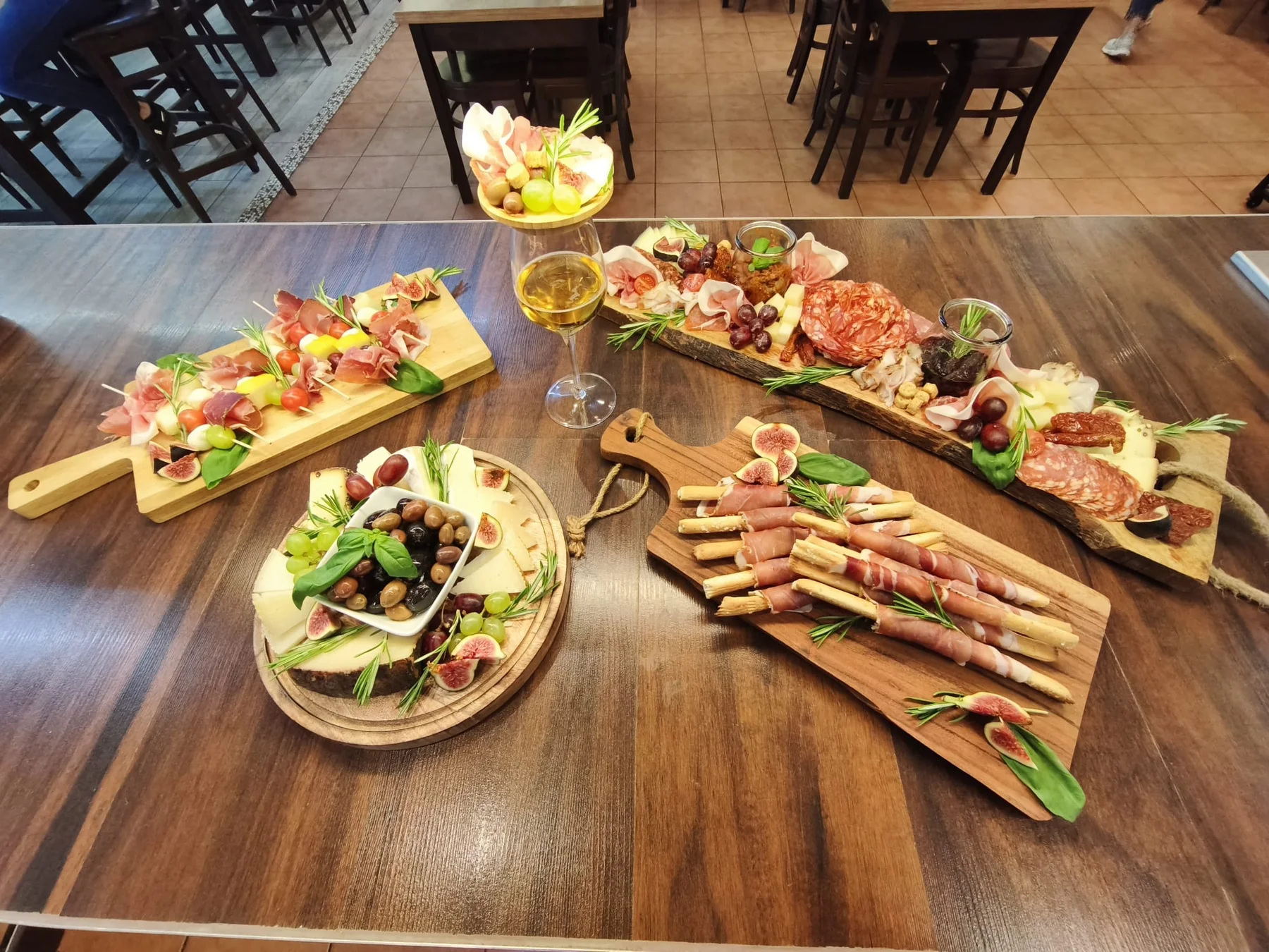 Große Auswahl italienischer Antipasti- und Käseplatten auf einem gedeckten Tisch