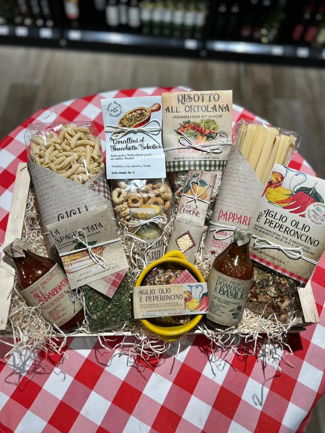 Präsentkorb mit italienischen Spezialitäten