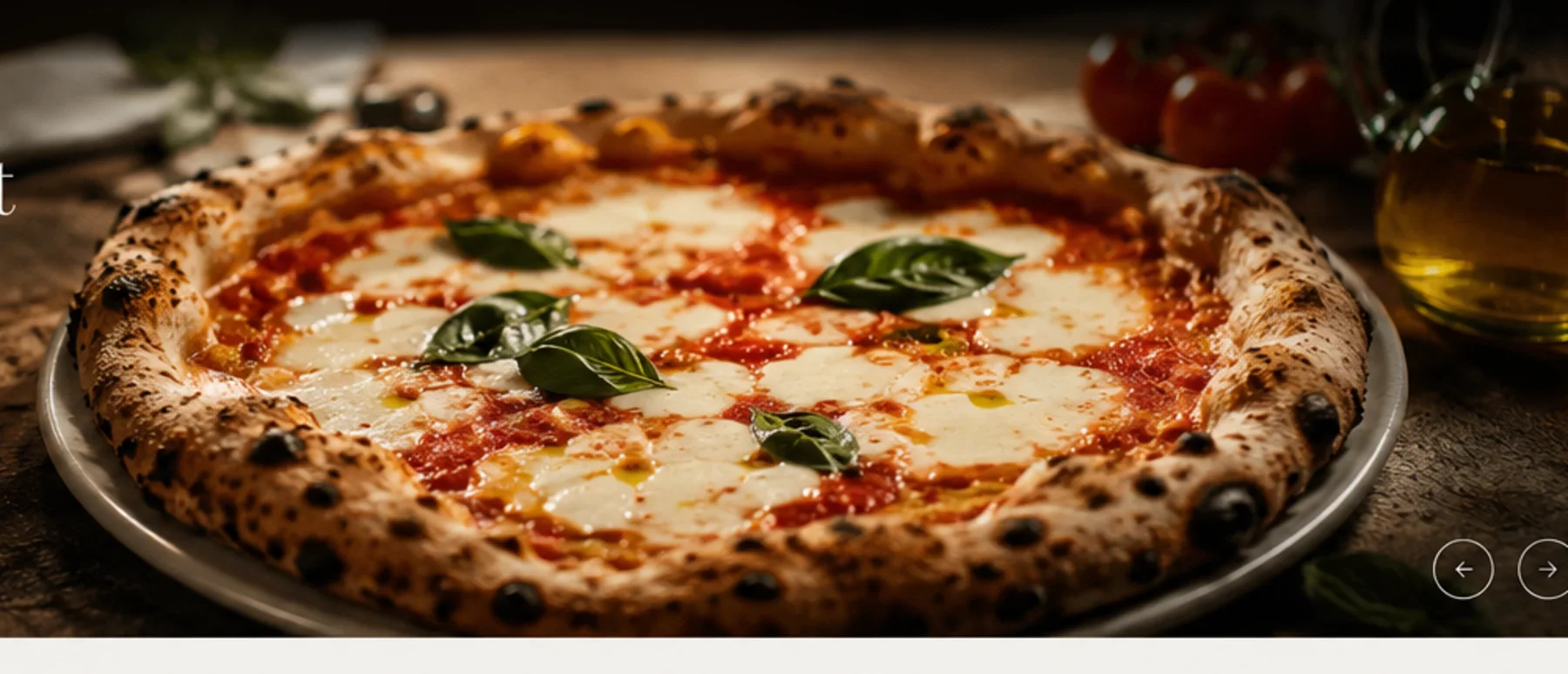 Neapolitanische Pizza mit Tomate, Mozzarella und Basilikum