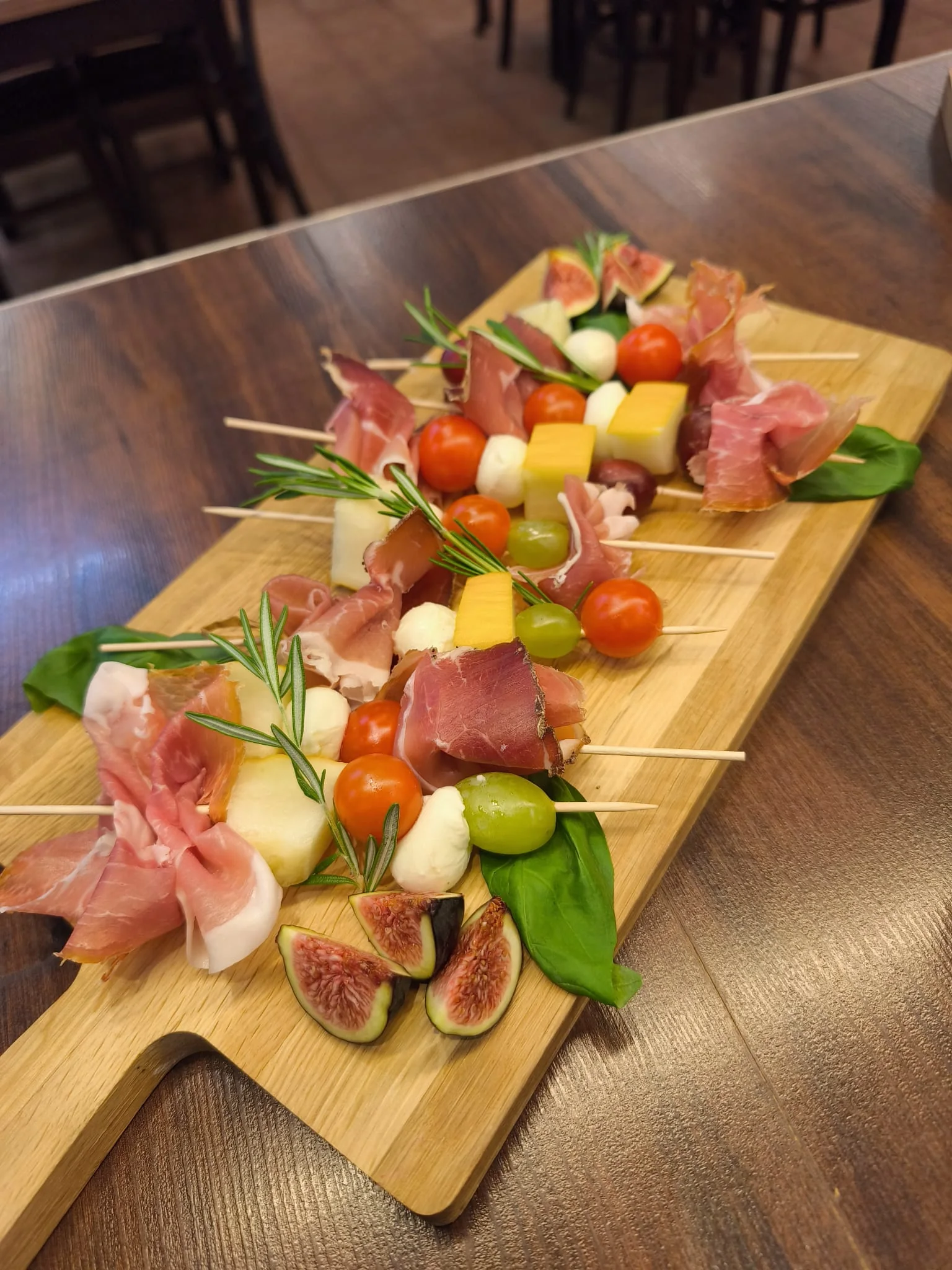Frische italienische Spieße mit Schinken, Käse, Tomaten und Trauben